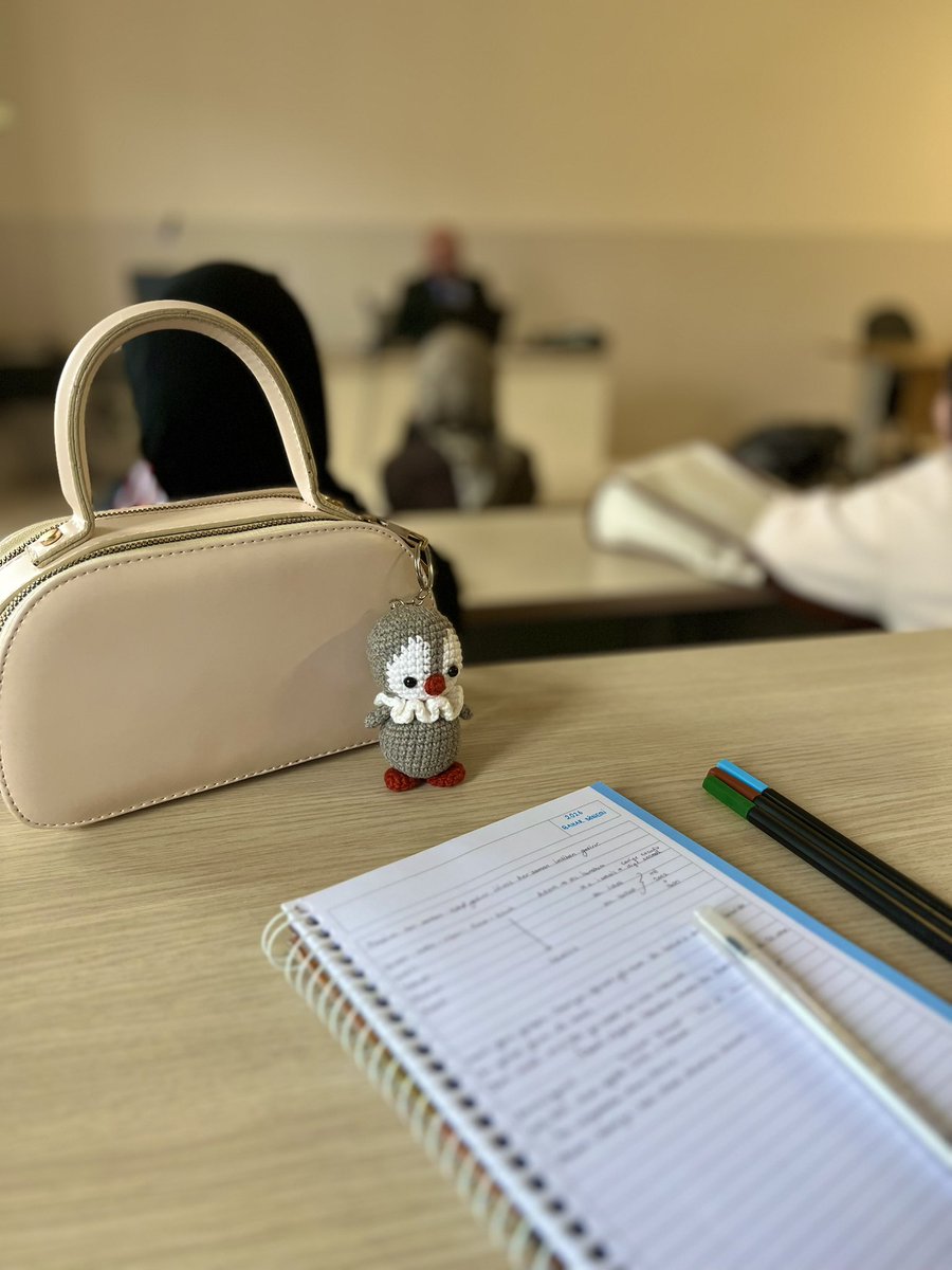 Nihilist penguen ders dinlemeye gelmiş. 🐧