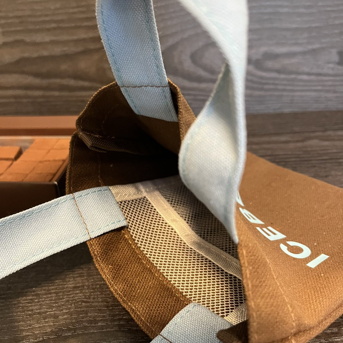 札幌と催事は名古屋だけの「ICEBERG」生チョコなのにパリパリした食感もある不思議なチョコだった。二重構造だそう。ウイスキーしっかりめ。このトートバッグおにぎりを入れるのにピッタリなのでは💡いつも鞄の中で潰れてるのよね🍙保冷剤を入れるポケット付いてるのありがたい。これで夏場も安心ね。