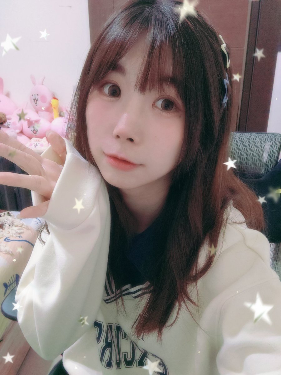 今天開台戴隱眼加化妝
觀眾：誰？
我：（拿眼鏡
觀眾：喔，主播回來了

大家真的都很棒耶🤓🤓
