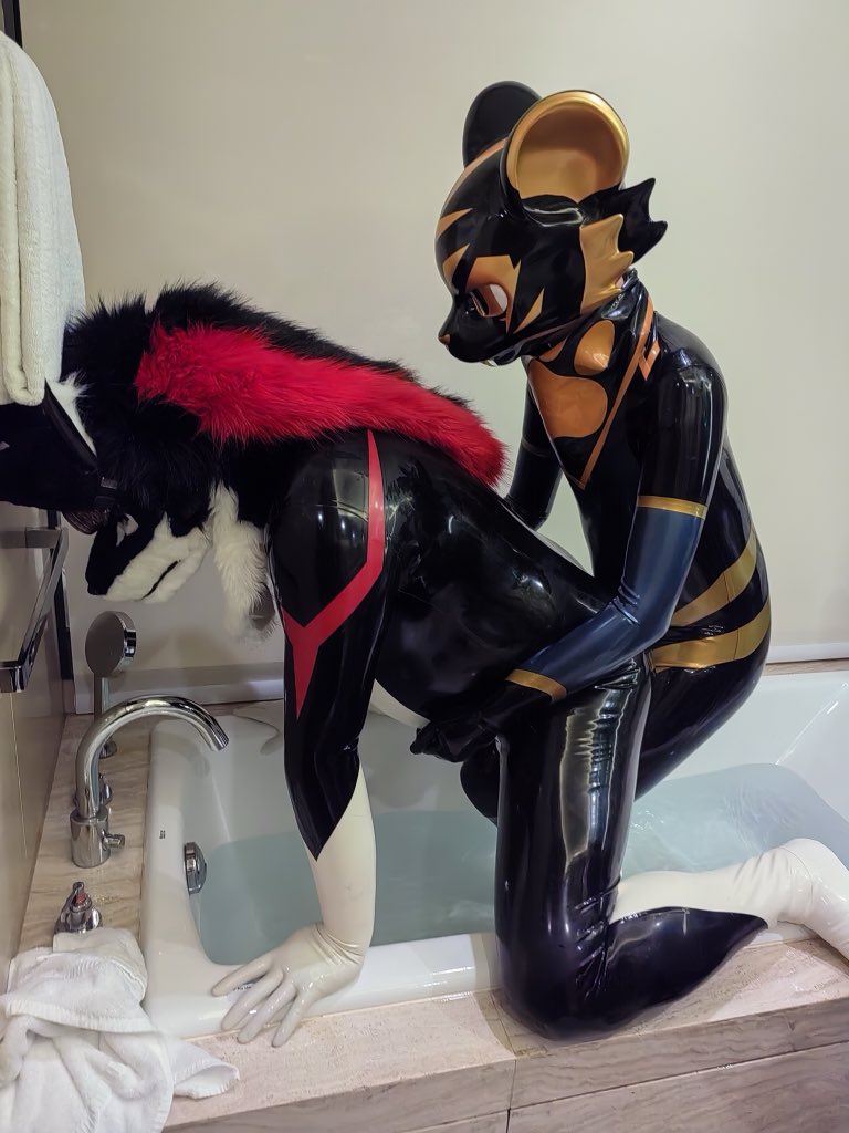 敗北し、体にラテックスを満たされ、小ヒョウの玩具になった