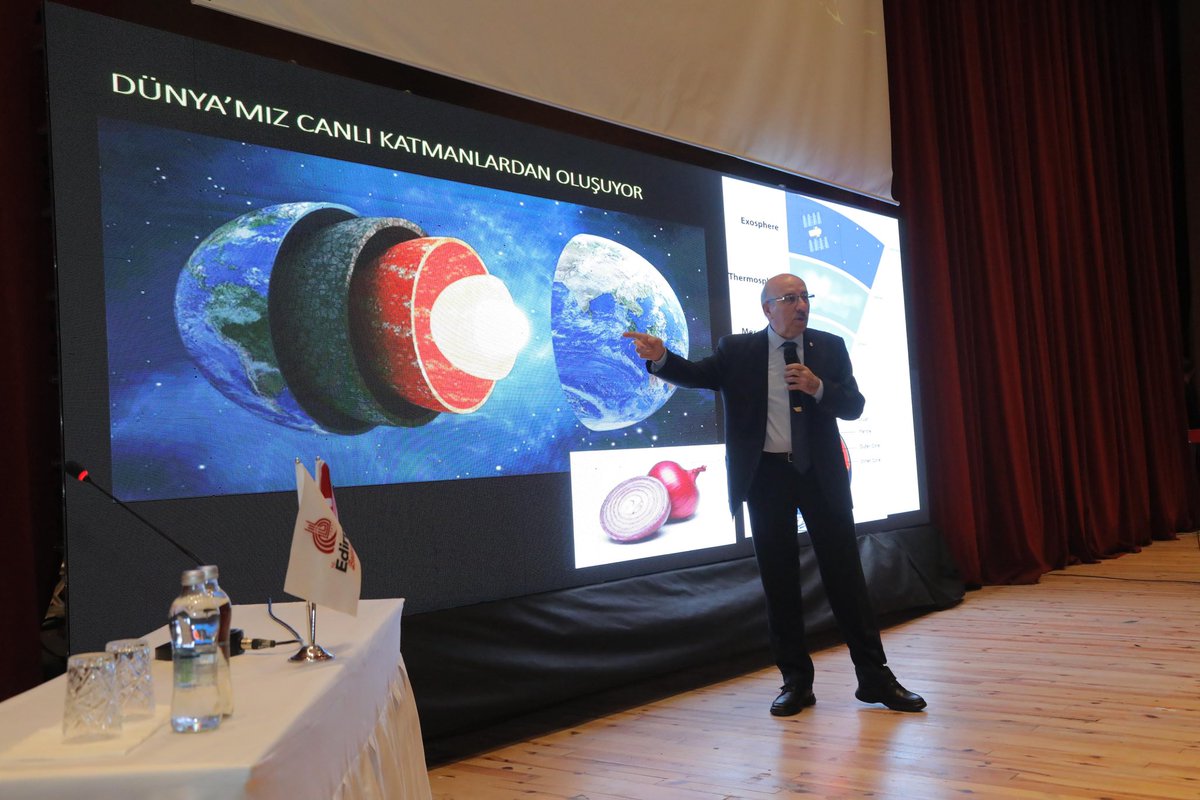 avfilizgencan's tweet photo. Bugün Atatürk Kültür Merkezimizde, deprem gerçeğini bilimsel bilgi ve ortak hafıza çerçevesinde ele aldığımız çok kıymetli bir konferansa ev sahipliği yaptık.

Jeoloji Yüksek Mühendisi, Prof. Dr. Okan Tüysüz, “Hafıza ve Bilim” başlıklı sunumu ile bizlerle bilgi ve deneyimlerini paylaştı. 

Depremlerle yaşayan bir coğrafyada, bilgiyi çoğaltmanın ve bilimi merkeze alarak konuşmanın hayati bir sorumluluk olduğuna inanıyorum. 

Kıymetli katkıları için Sayın Hocamıza gönülden teşekkür ediyor, sunuma yoğun ilgi gösteren tüm hemşehrilerimize şükranlarımı sunuyorum.