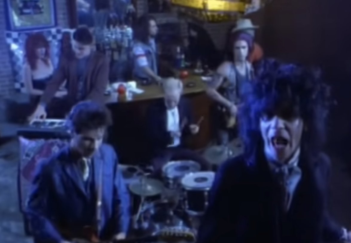 VirginRadioIT's tweet image. Il secondo #RevolverCult di oggi a @RevolverShow è Far Side Of Crazy dei #WallOfVoodoo. @VIRGINRINGO 
youtube.com/watch?v=s6_YsP…