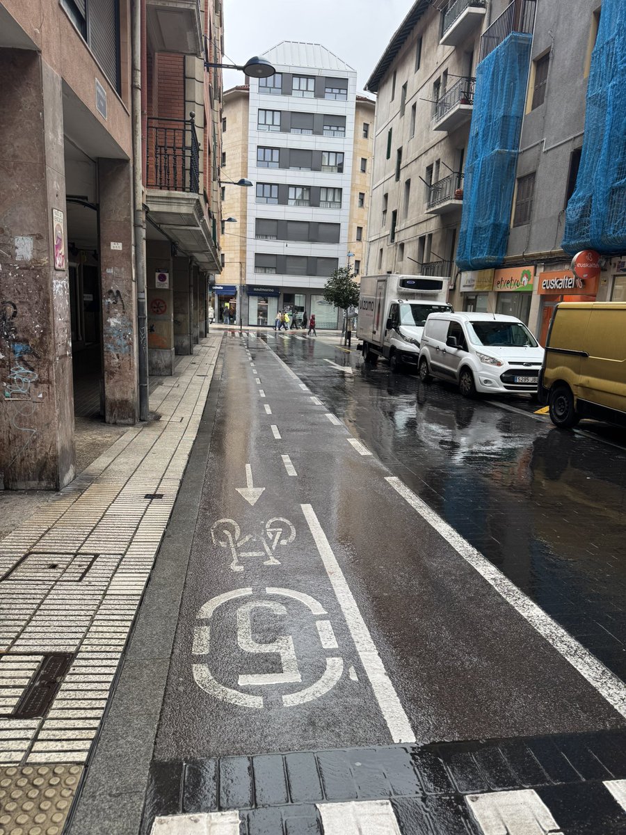 Con esta moción, el Ayuntamiento se compromete a actualizar el Plan en 2026, completar la red ciclista, ampliar aparcamientos, estudiar un servicio público de bicicletas y conectar la red con la comarca.
🚴‍♀️ Errenteria, hacia una movilidad más saludable y sostenible.