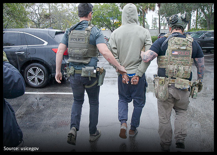 RTTNews's tweet image. 4,000+ Criminal Illegal Migrants Removed From Minnesota Streets dlvr.it/TQmy2K #IllegalImmigration #BorderControl #PublicSafety #OperationMetroSurge #CriminalJustice