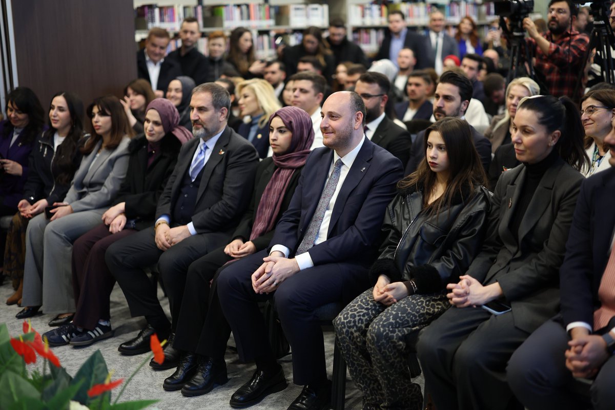 Genel Merkezimizin AK Kütüphanesinde düzenlenen Kütüphane Sohbetleri programında, İlim Yayma Vakfı Mütevelli Heyeti Başkanı Sn. Bilal Erdoğan’ı dinledik.

Eğitimden kültüre, medeniyet perspektifinden gençliğin geleceğine uzanan başlıklarda gerçekleştirilen bu kıymetli sohbet;