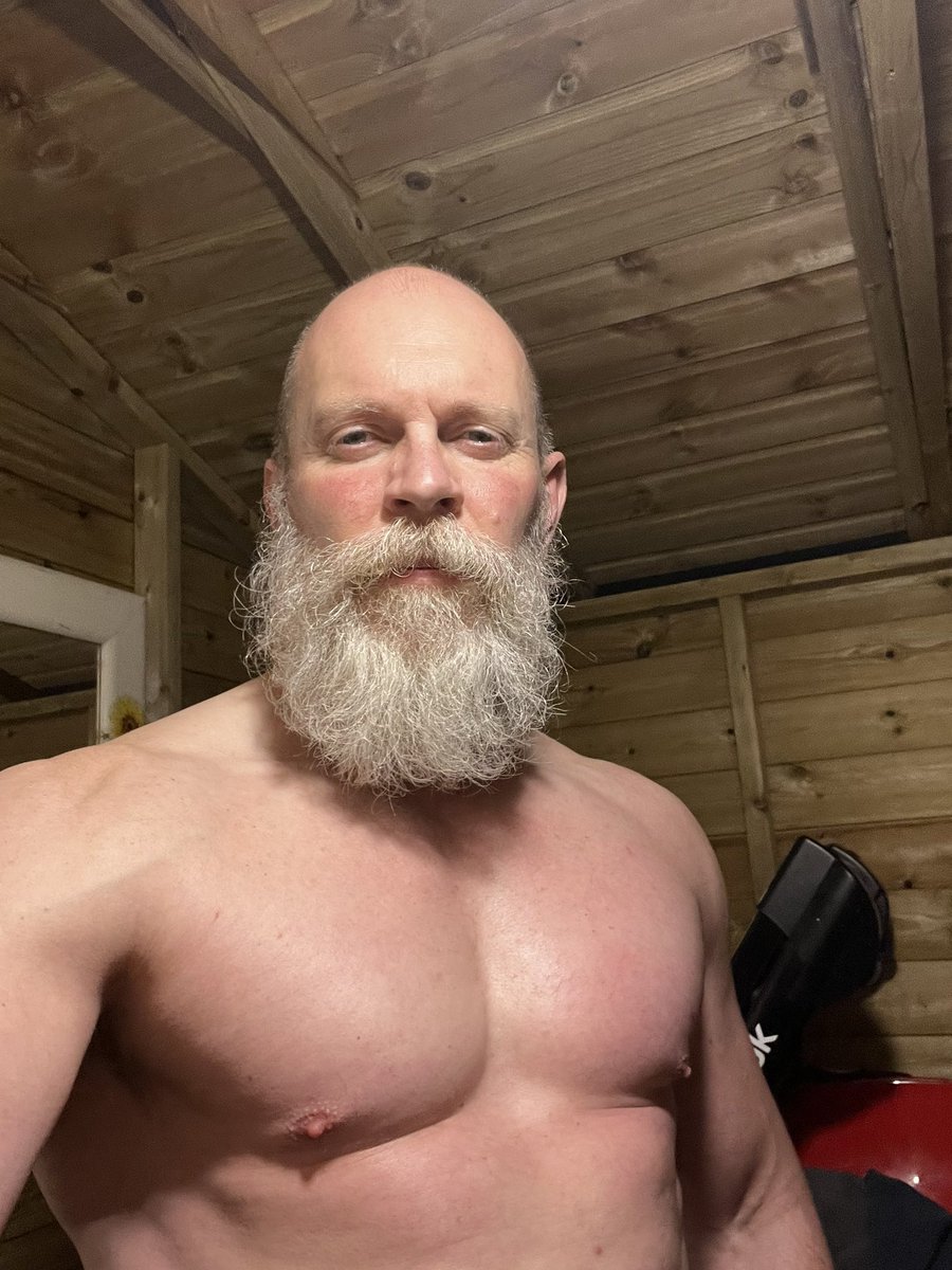 johnsand300's tweet image. Close-up detail — thickness coming in strong. What’s your post-holiday progress looking like? Drop it below.
#silverfox #plantpowered #veganbodybuilding #homegym #beardgoals
