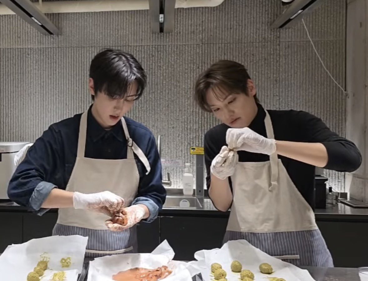 zzangisjilleoss's tweet image. 아니진짜 이순간 약간 의외 : 재윤님 두쫀구리 마스터처럼 혼자 3개째 만드는중, 인성님 안돼🥺 하고 무한히 고전하고잇는중