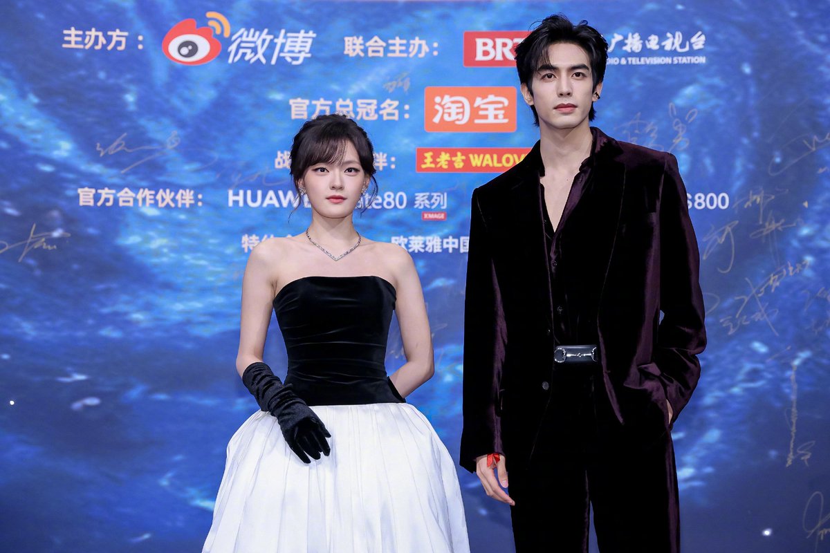 CKstory1004's tweet photo. #SongWeilong and #VickyChen @ Weibo Night 2025 https://t.co/0EmVkw6GsV