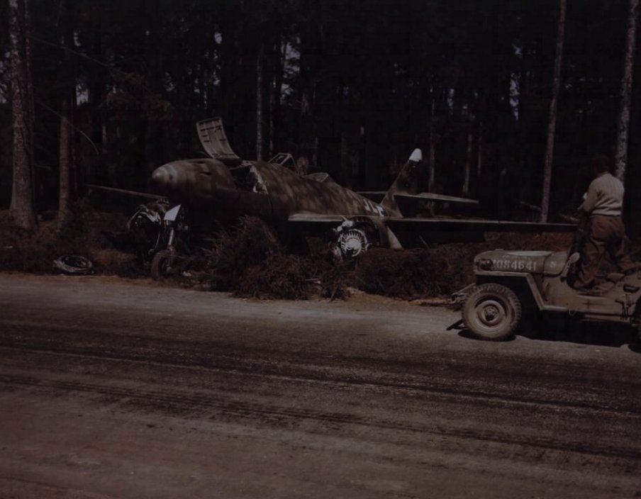 This photo of a wrecked German Messerschmitt alongside the German Autobahn was captured during WWII. After their airfields were heavily bombed, Germany used the autobahn as a makeshift runway. f3.social/6ycb