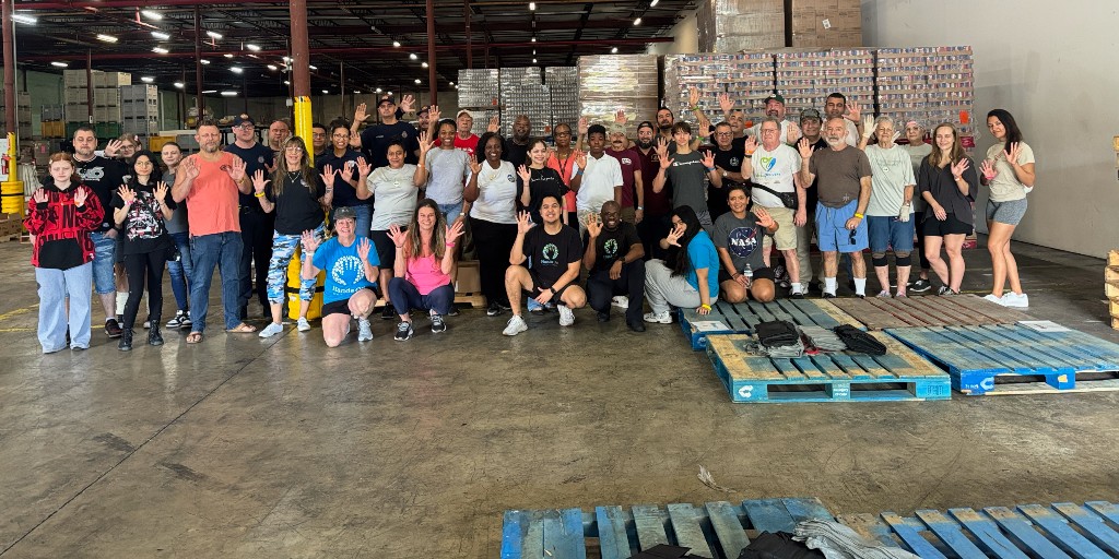 CityOaklandPark's tweet photo. Oakland Park’s monthly food delivery program is going strong, now serving 200 residents. Thanks to our volunteers and partners @FarmShareFL and @HandsOnSFL
who make these deliveries possible. Next deliveries: Feb. 28 &amp; March 28. Sign up on the City website or call 954-630-4506. https://t.co/gi0FgkZKFf