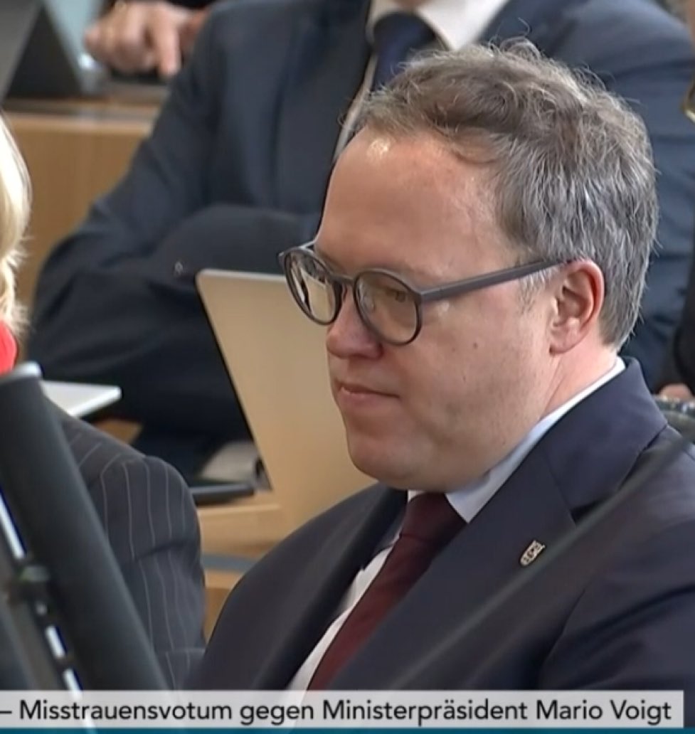 Dass alle anderen Parteien sich mit Voigt solidarisieren, ist letztlich ein Geschenk für die AfD. Sie teilen jetzt alle seine Unglaubwürdigkeit. Und die nächste Landtagswahl kommt!