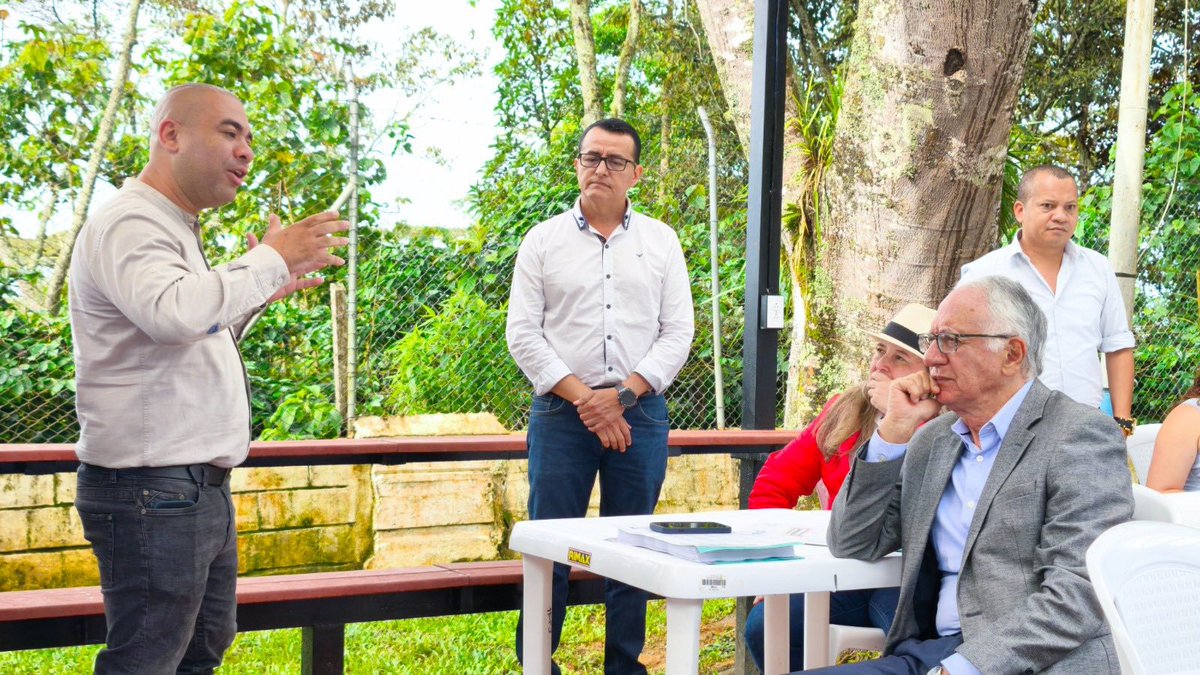 elcolombiano's tweet photo. De la mano del exsenador Julián Bedoya y del ministro de Salud, Guillermo Alfonso Jaramillo, María Eugenia Lopera ha hecho una campaña al Senado que parece tener recursos ilimitados. ¿De dónde sale toda esa plata? https://t.co/Zg0zZqf8Rx https://t.co/NKBdcC6Y3d