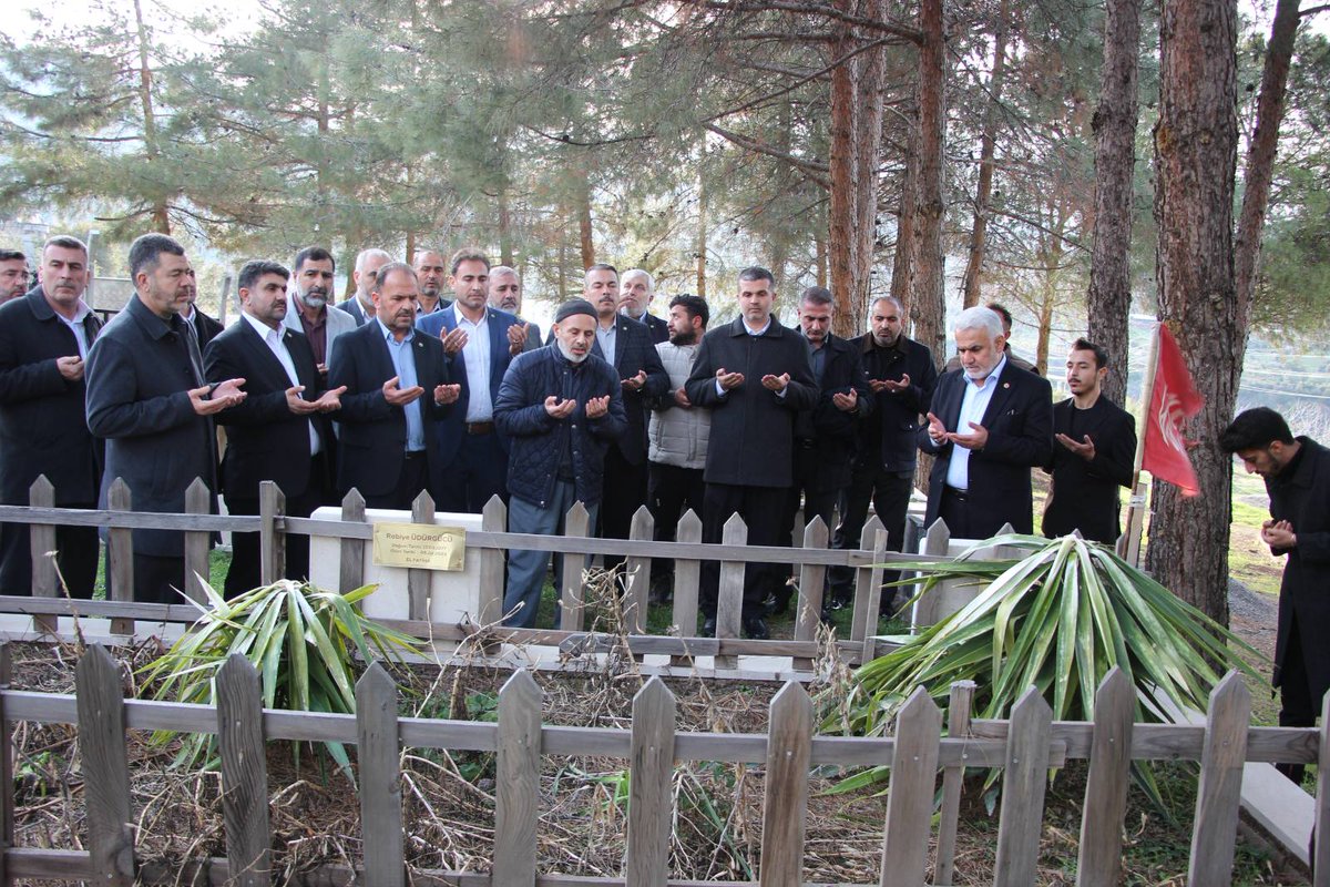 HurDavaPartisi's tweet image. Genel Başkanımız Sayın Zekeriya Yapıcıoğlu, 6 Şubat depremlerinde vefat eden Kahramanmaraş İl Başkanımız Nusrettin Üdürgücü'nün kabrini ziyaret etti.

Genel Başkanımız Nusrettin Üdürgücü'nün annesi Fatma Teyzeyi evinde ziyaret ederek hayır duasını aldı.
