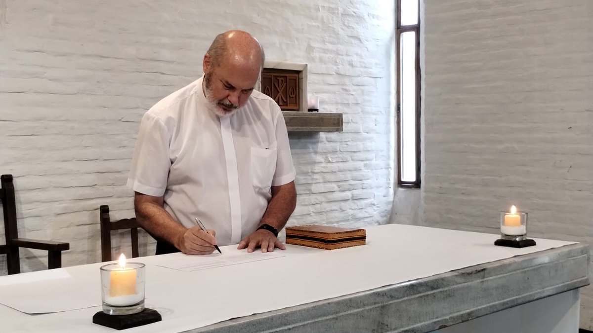 DiocesisSI's tweet photo. El presbítero Daniel Díaz asumió como vicario general de la diócesis de San Isidro.
Durante la ceremonia, que se llevó a cabo en la capilla del obispado, Diaz realizó la profesión de fe y juramento de fidelidad ante la presencia del obispo Guillermo Caride. https://t.co/n7sNDU89d1