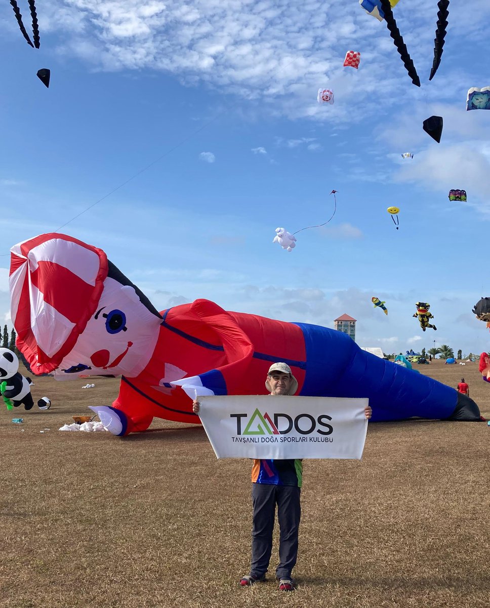 Tados43's tweet photo. Kulüp ��yemiz Fevzi Kır Malezya'nın Pasir Gudang şehrinde düzenlenen uluslararası uçurtma festivalinde ülkemizi ve kulübümüzü temsil etti. Kendisine çok teşekkür ederiz.🇹🇷 

#uçurtma #kite #uçurtmaşenliği #kitefestival https://t.co/iGWygHCcKM