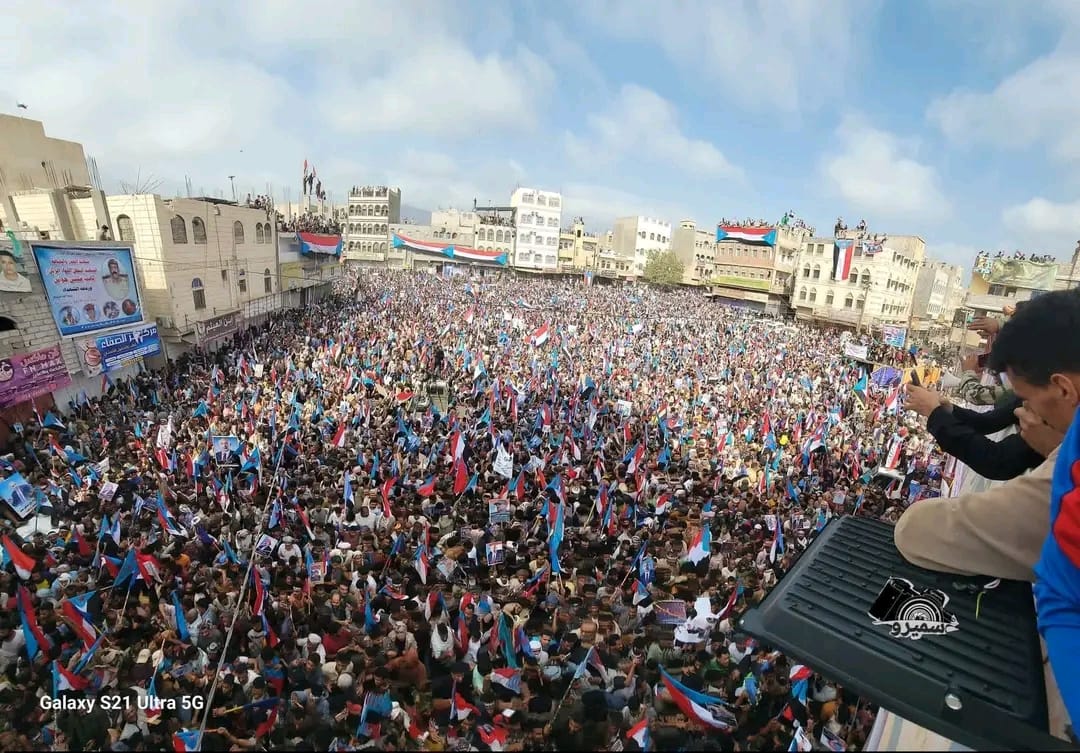 مليونية الصمود والتصدي" في #ردفان 
  نجدد التفويض الشعبي الكامل للرئيس القائد عيدروس الزُبيدي والمجلس الانتقالي الجنوبي، بصفته الممثل الوحيد والشرعي للقضية الجنوبية.
 رفض قرارات الرياض: نعلن الرفض المطلق لما يسمى بـ "إعلان حل المجلس الانتقالي" الصادر من الرياض، ونعتبره باطلا.