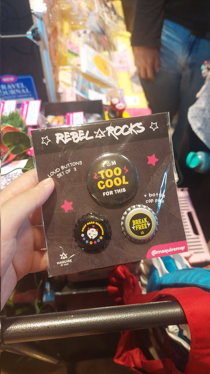 Sejauh ini lagi sukaa eksperimen sama button setku! Dapet pin dan pin tutup botol semua aku buat sendiri 💕 pingin nambah modell