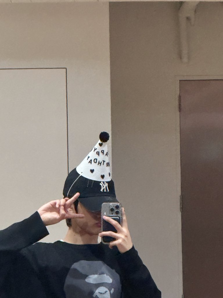 [#진수]
오늘 저의 생일도 너무 행복하게 흘러간 것 같습니다 러베이트와 함께하는 생일이라면 그 누구도 막을 수 없죠 오늘 멤바들이 올린 사진은 제가 아니라 AI로 만든 사진이니 못 본 척 부탁드립니다.. 감사드리고 사랑합니다

#루네이트 #LUN8 #Jinsu