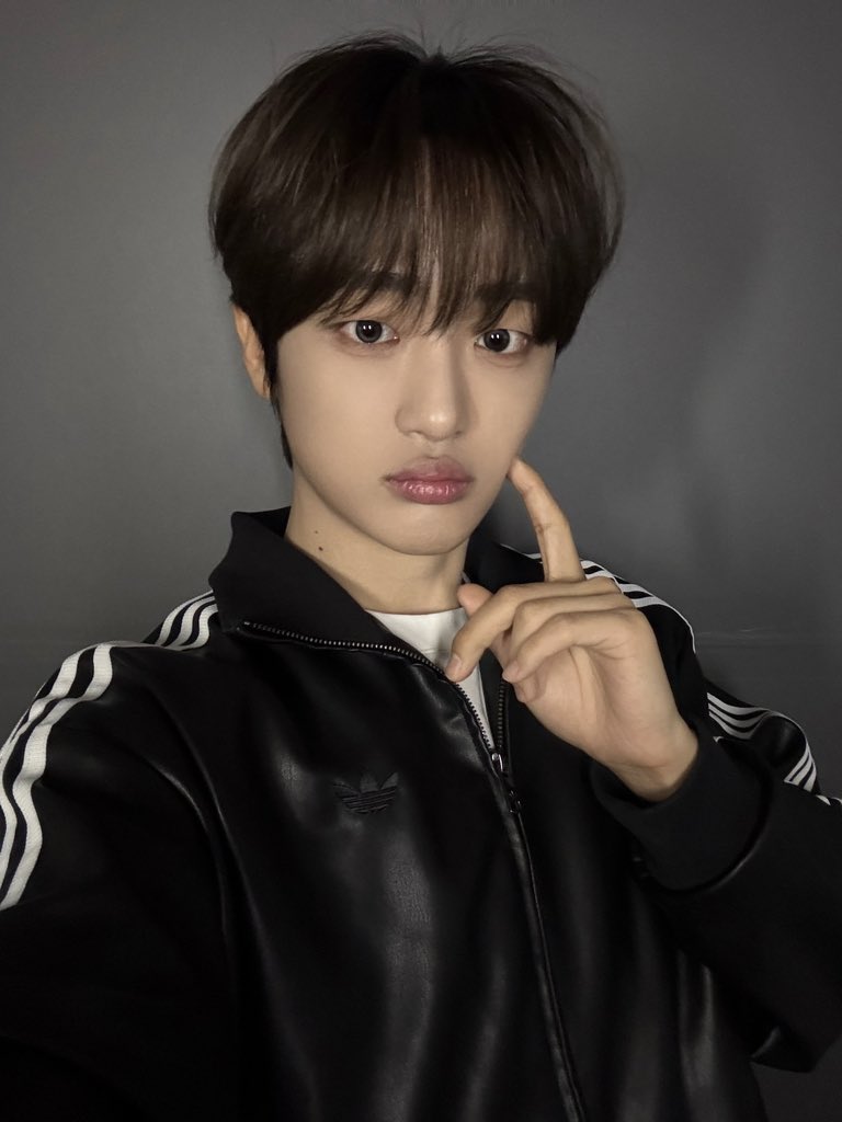 LUN8_members's tweet photo. [#진수]
오늘 저의 생일도 너무 행복하게 흘러간 것 같습니다 러베이트와 함께하는 생일이라면 그 누구도 막을 수 없죠 오늘 멤바들이 올린 사진은 제가 아니라 AI로 만든 사진이니 못 본 척 부탁드립니다.. 감사드리고 사랑합니다

#루네이트 #LUN8 #Jinsu https://t.co/So30wvQ6Lu