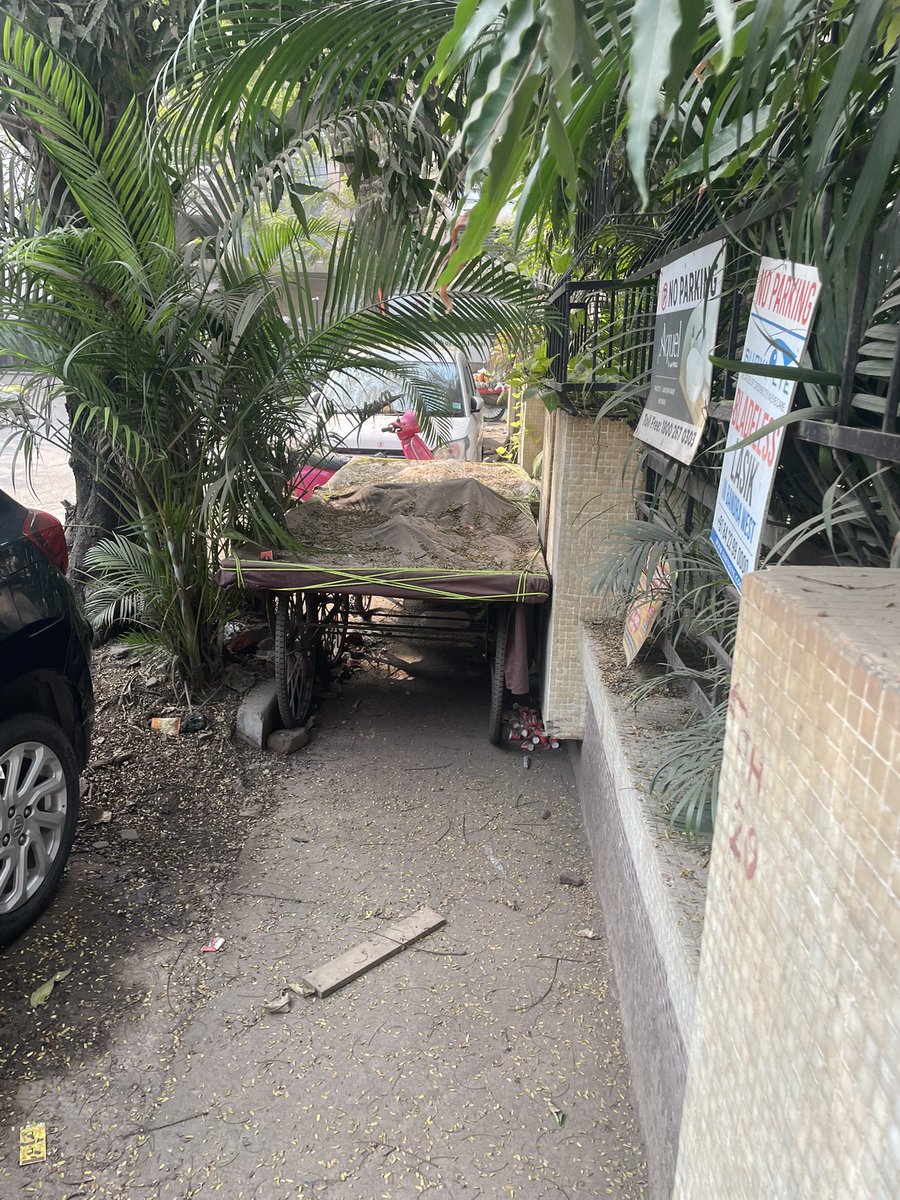 Bhaya's tweet photo. @swapnamhatre_ @mybmcWardHW @mybmcInfra @mybmc 
These carts lay unattended since weeks outside our building at the corner of 14th &amp; 30th Rd, Bandra. This is a security &amp; a hygiene risk. 
Also, what is your end goal with the roads that are dug and left as is in same area? Pathetic https://t.co/CMVHc277Kd