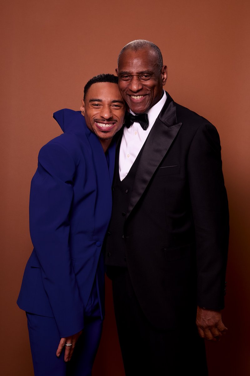 durandbernarr's tweet image. Me: you have a Grammy award winning son now…

Twin: and don’t you forget it!

📸: @latishamariee