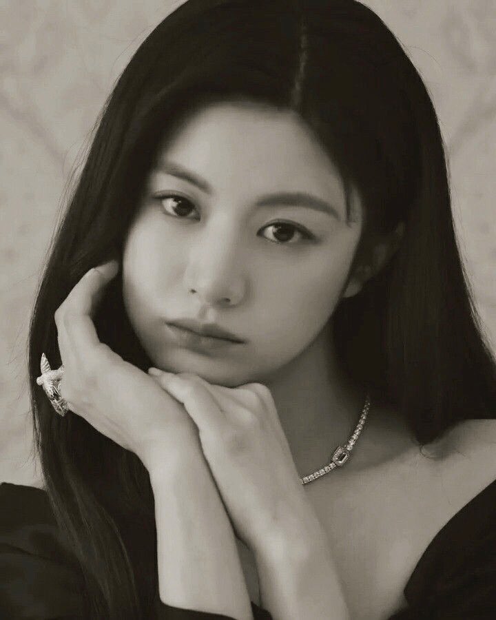 ⠀ ⠀ 
⠀ ⠀ 
 ️️ ⠀  ️️ ⠀ 

𝐀𝐑𝐔𝐍𝐈𝐊𝐀.

I love being                                             But, i miss
myself now.                                            her sometimes.

 ️️