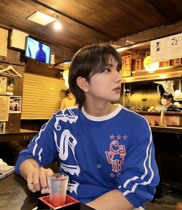 stroberey_decay's tweet image. js: excuse me, manong? kanina pa po kayo nakatitig sa'kin eh, is there a problem po ba? 

dk: bebot bebot ey bebot bebot ey