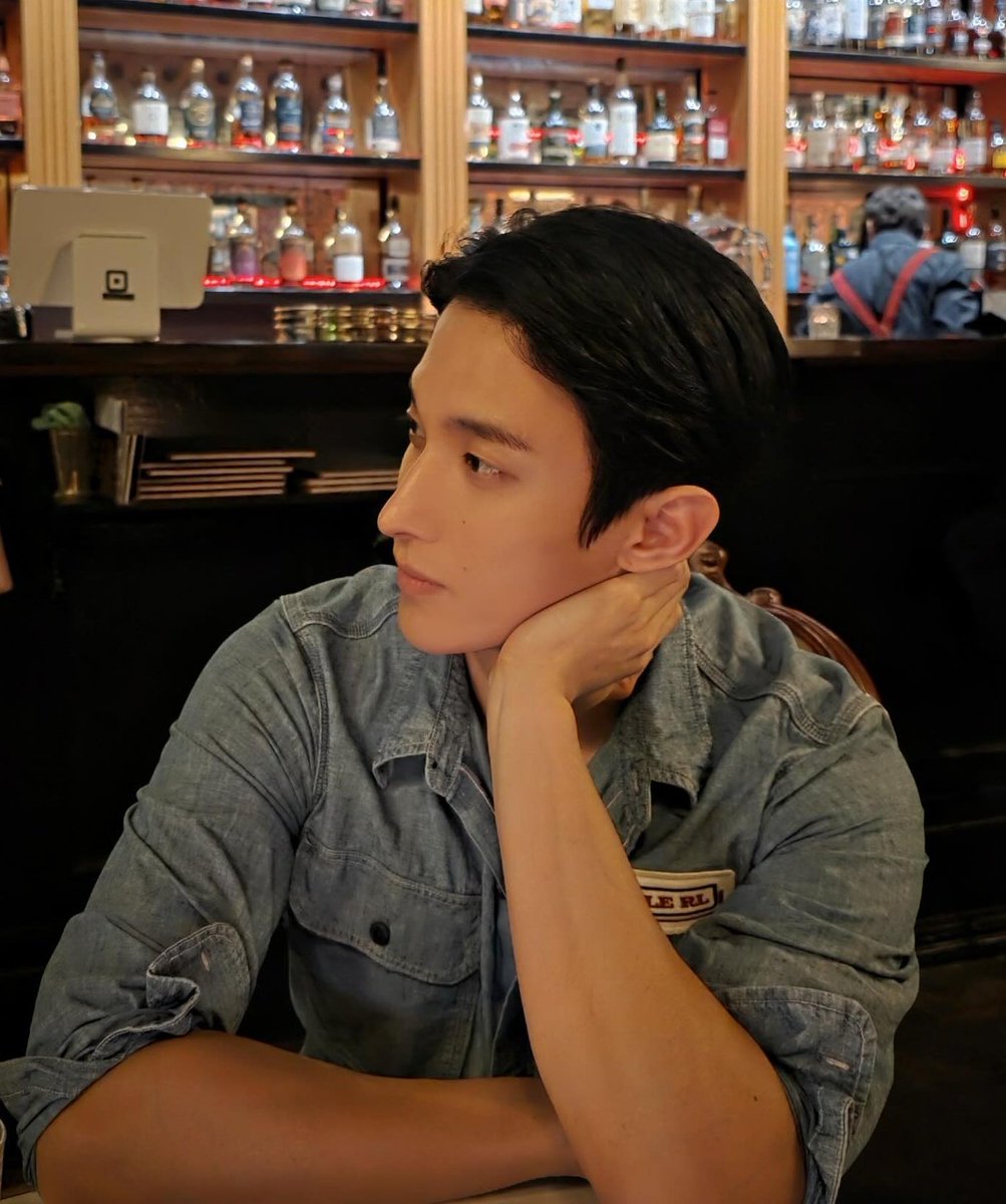 stroberey_decay's tweet image. js: excuse me, manong? kanina pa po kayo nakatitig sa'kin eh, is there a problem po ba? 

dk: bebot bebot ey bebot bebot ey