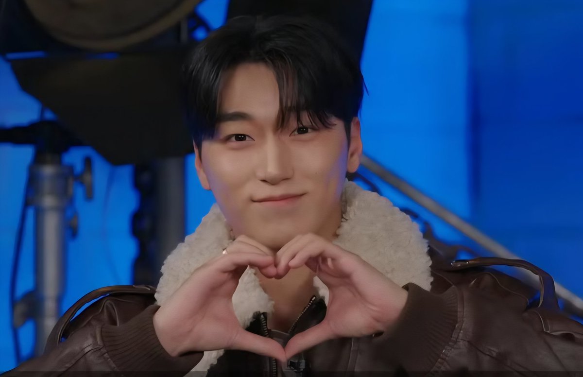 오늘 귀여운 모먼트가 많았던 산이🖤
가죽자켓입고 귀여우면 어떡해 >ω<
아드레날린 활동도 다치지말고 잘하기!
안무도 만드는 대견한 산냥이😺
🫳🫳🫳🫳