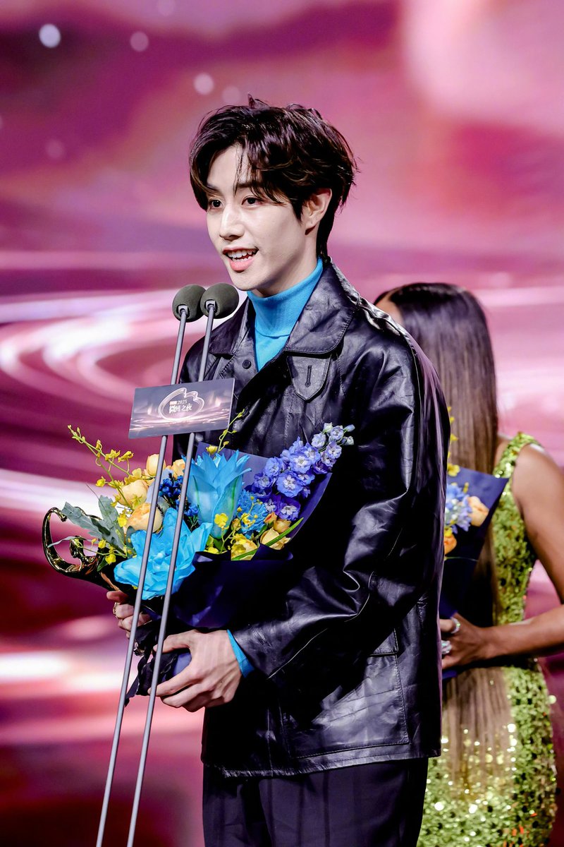 รูปจากอฟช Weibo Night สวยมาก เป็นแก้วเป็นแสง ออร่าเจ้าของรางวัล"ศิลปินที่มีความสามารถทางด้านดนตรียอดเยี่ยมแห่งปี"✨🥳

Weibo แสดงความยินดีกับมาร์ค แล้วบอก หวังว่าจะได้เห็นโชว์ที่ดียิ่งๆขึ้นในอนาคตนะ💐

#MarkTuanXWeiboNight #WeiboNight
#MarkTuan #段宜恩 #마크 <a href="/marktuan/">Mark Tuan</a> <a href="/DNAmngmnt/">Mark Tuan Official</a>