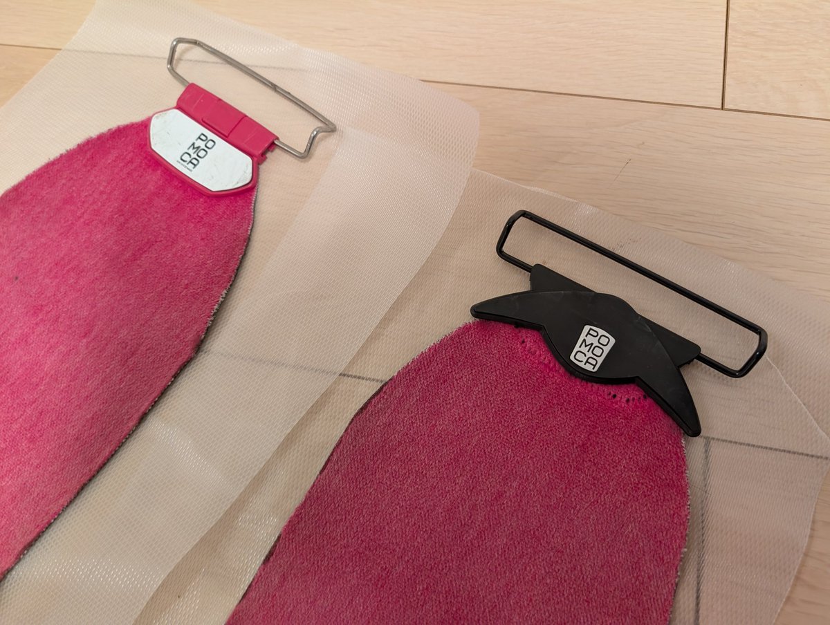 気がついたらバックルが半壊していた
たまたまクリックロックの予備が手元にあったので交換
左右色違いになってしまった