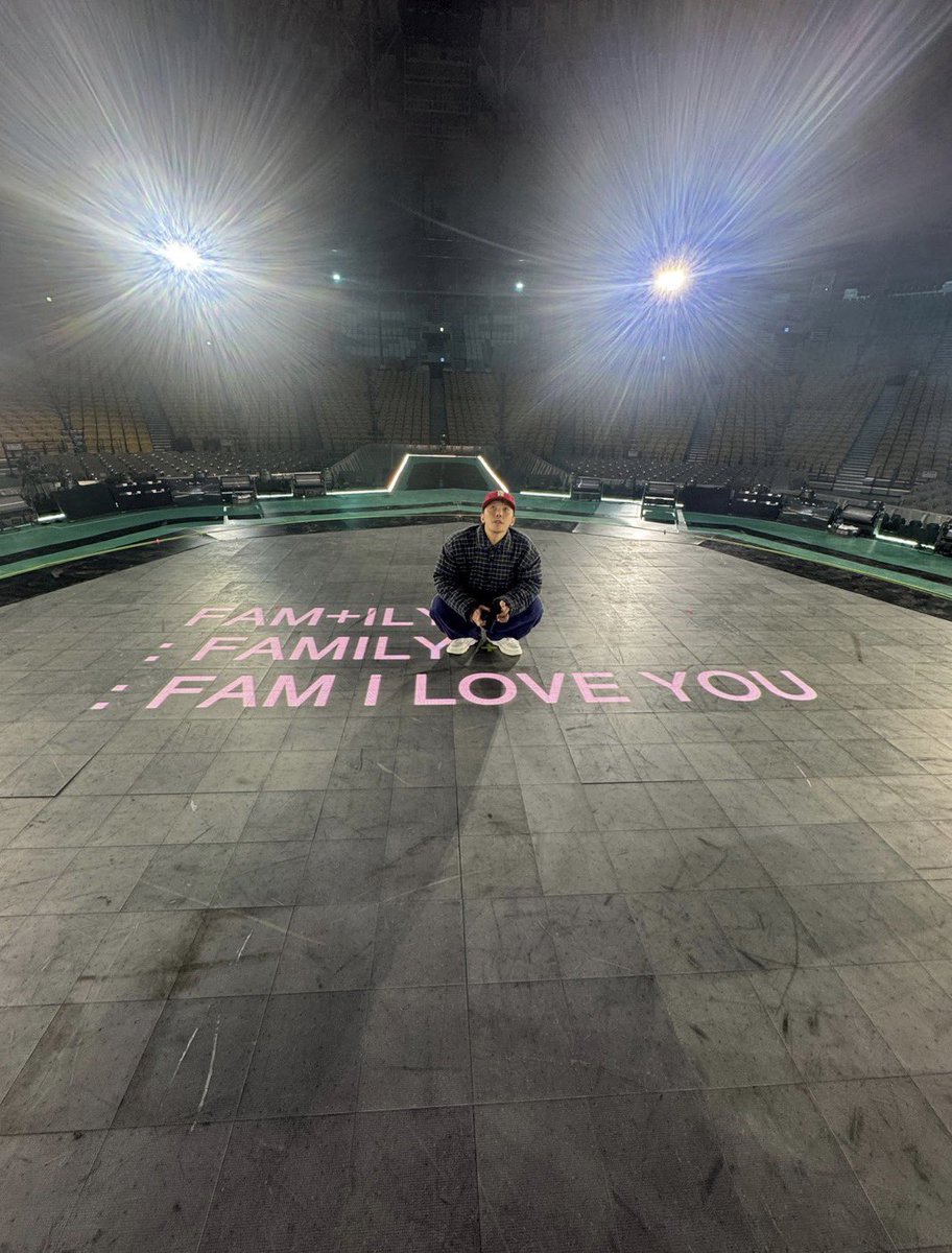 kokomi33's tweet photo. No surprise it’s GD, even his fan meetings are one of a kind. https://t.co/m8bNI5uhGK
