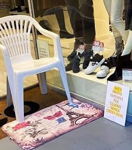 Erinni15's tweet image. "area prova esterna per clienti senza #greenpass"

#covid #coronavirus #covid19 #vaccinoCovid