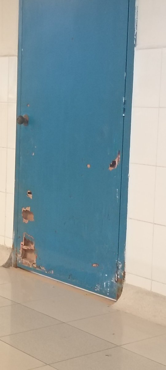 Así están las puertas del Hospital Daniel Alcides Carrion del Callao, da pena ver en el estado que están y el baño de mujeres está cerrado, el colmo <a href="/Minsa_Peru/">Ministerio de Salud</a>