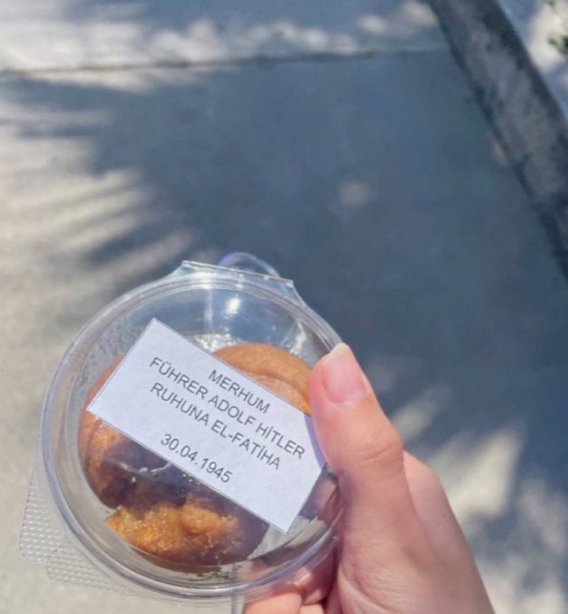 Yahudi Epstein’in sapık, vahşi ve Yahudiler dışındaki dinleri aşağılayan dosyaları sonrası vatandaşın biri, Adolf Hitler'in anısına lokma dağıttı.