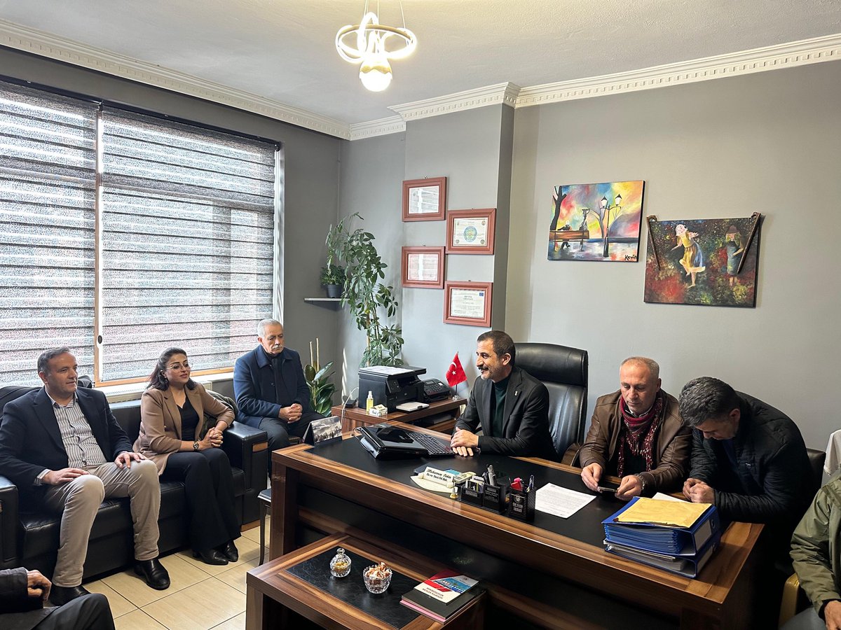 DEM Parti Hakkari Milletvekilimiz Sayın Öznur Bartın, Hakkari İl Eşbaşkanı Sayın Behçet Kanat, Şemdinli İlçe Eşbaşkanı Sayın Agit Tekin ve beraberlerindeki ilçe teşkilatı, Şemdinli Esnaf ve Sanatkârlar Odamızın yönetim kurulunu ziyaret ettiler. 

Gerçekleştirilen ziyarette,