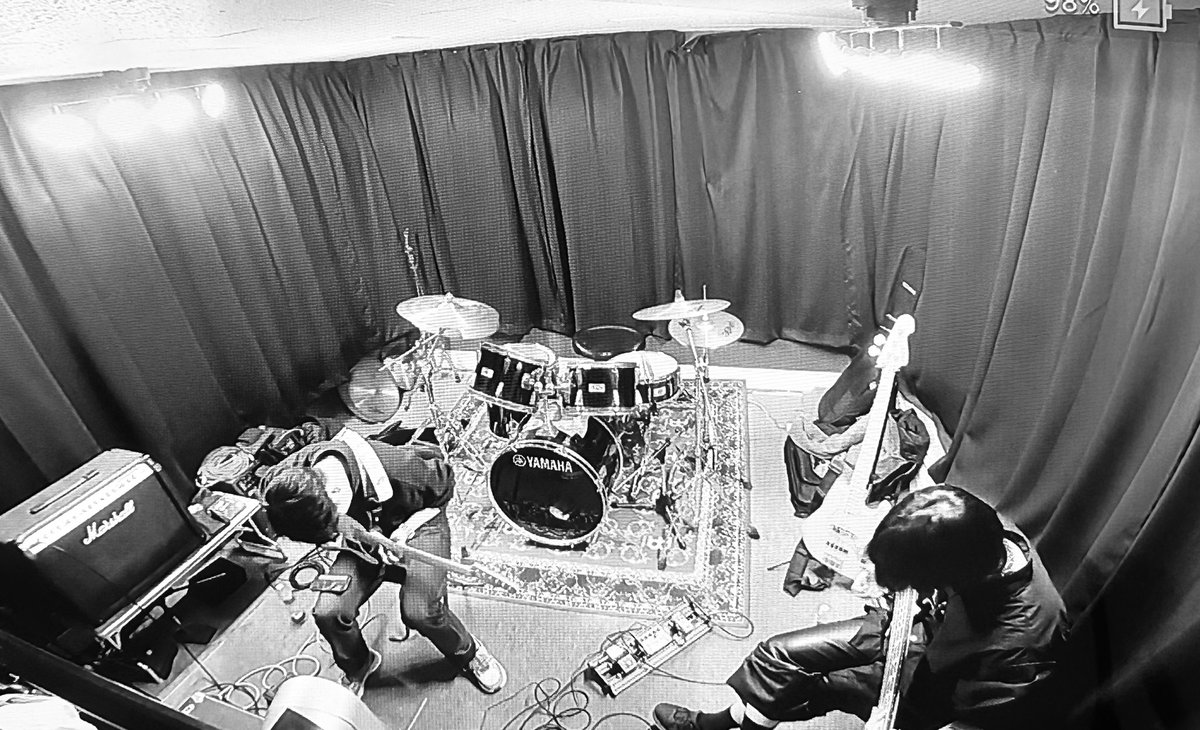 先日ギターとベースのお二方がスタジオ練習利用されましたが。
私ドラムで参加しました（笑）

ギターがいなければギターを。
ベースがいなければベースを。
ご要望があればやります（笑）

そしてレコーディングのご依頼お問い合わせもご気楽にどーぞ夜呂死苦です☠️