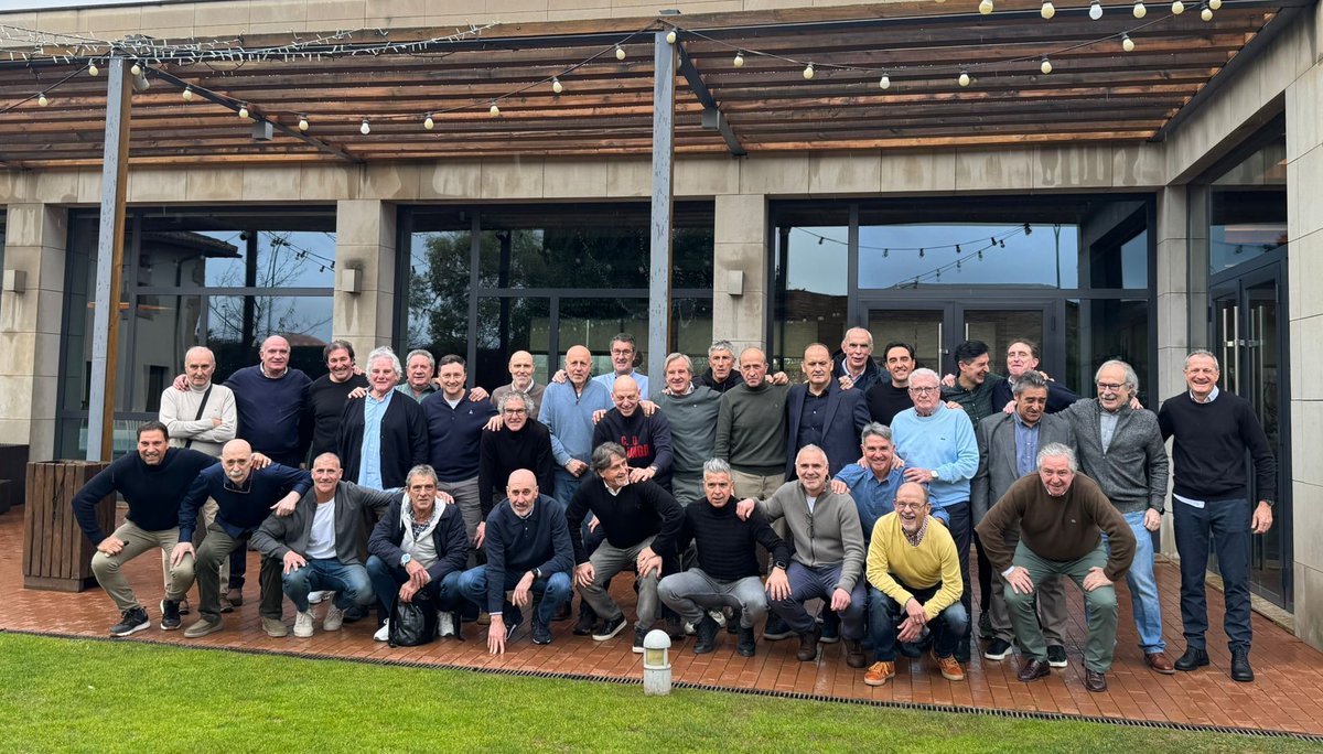 Una treintena de exjugadores del Logroñés, convocados por Abadía, se reúnen para recordar aquellos maravillosos años en primera división.
Setién, Sarabia, Lotina, Raúl, Adolfo, Purroy, Iturrino, Elguezábal, Cedrún, Herrero y otros muchos reviven lo felices que fueron.