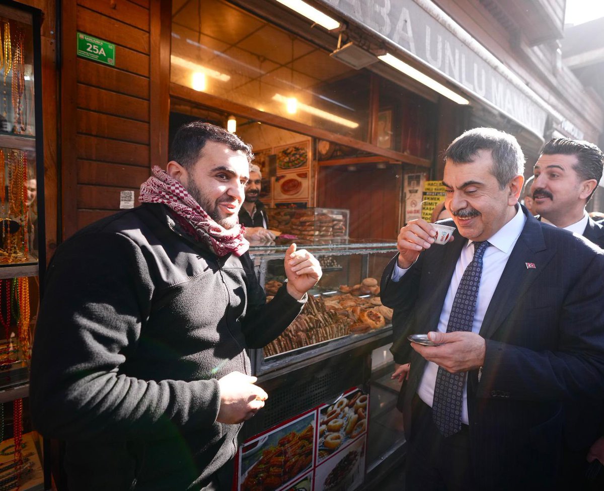 📍 Şanlıurfa

Şanlıurfalı esnaflarımızı ziyaret ederek, ticaret erbabı kardeşlerimiz ve vatandaşlarımızla hasbihâl ettik.

Deprem sonrası süreçte gösterdikleri sabır, dayanışma ve gayret dolayısıyla esnaflarımıza teşekkür ediyorum.

Kıymetli esnaf kardeşlerimize bereketli