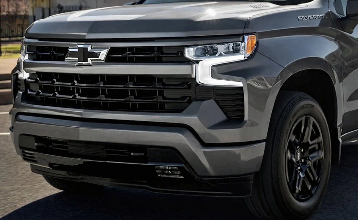 🚛 Chevrolet confirmó nueva Silverado: debuta en 2026 con cambios “de fondo” para ir por la F-150.
👉🏾 Nuevo V8 Small Block gen 6: ~10% menos consumo
▪ Se mantienen 3.0 Duramax y 2.7 TurboMax