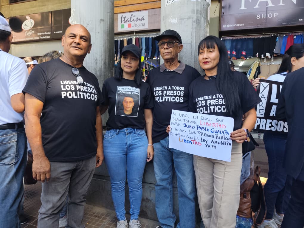 RunRunesWeb's tweet image. #5Feb | "Amnistía con participación de víctimas": Madres, familiares, amigos comienzan a concentrarse en el Palacio de Justicia (Caracas) para denunciar la desaparición forzada por motivos políticos, y exigir la libertad plena y la celeridad en las liberaciones