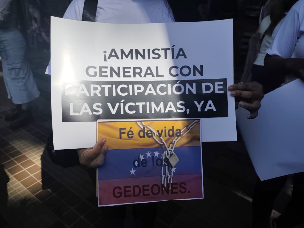 RunRunesWeb's tweet image. #5Feb | "Amnistía con participación de víctimas": Madres, familiares, amigos comienzan a concentrarse en el Palacio de Justicia (Caracas) para denunciar la desaparición forzada por motivos políticos, y exigir la libertad plena y la celeridad en las liberaciones