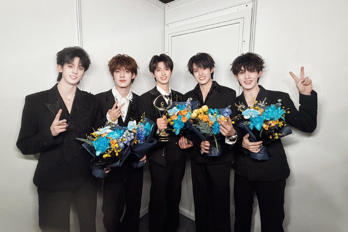 twentytwoxzz's tweet image. 登陆少年组合 weibo update

𝗔𝗪𝗔𝗥𝗗 ➤ 「微博年度人气组合」🏆
𝗙𝗥𝗢𝗠 ➤ 2025#微博之夜#

TOP登陆少年组合会继续陪大家走下去！

#登陆少年组合 #TransfOrmProject