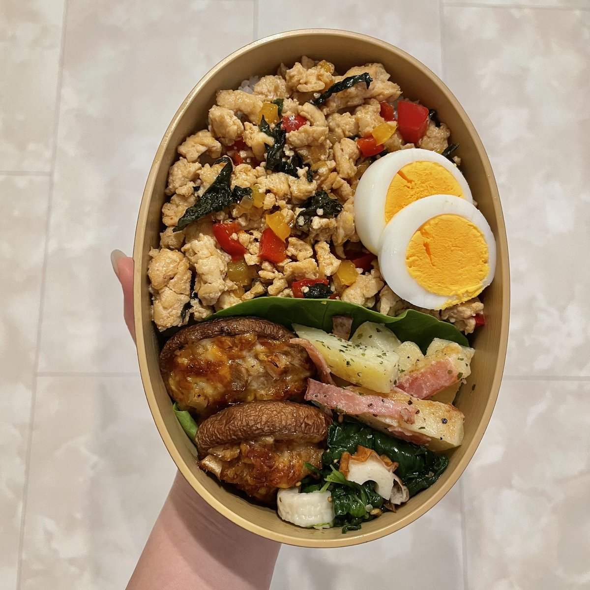 mayu_kitchen's tweet photo. 今日のお弁当🍙
ゆるくお弁当作り再開してる～🤗
●大葉の和風ガパオ
●椎茸おかかチーズ焼き
●じゃがいもの塩麹炒め
●ほうれん草ナムル
 #お弁当作り https://t.co/ShuIvhgGei
