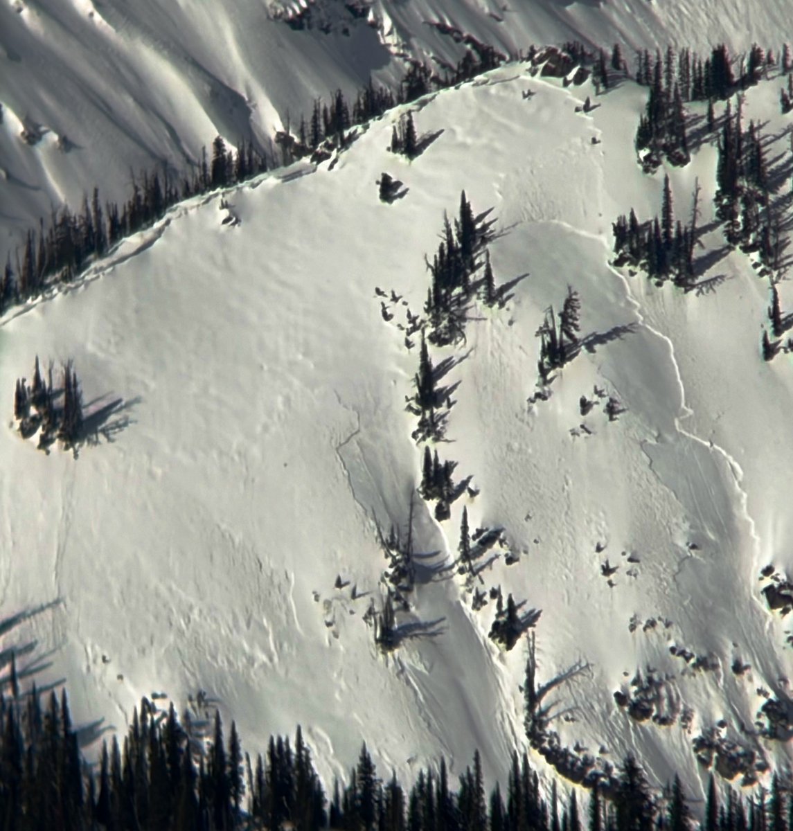 Warm temps + weak layers = large natural and rider-triggered avalanches. Enjoy today's t-shirt weather by traveling on low-angle slopes away from overhead hazards. Flatheadavalanche.org

📷 Michael Reavis, Flathead Range