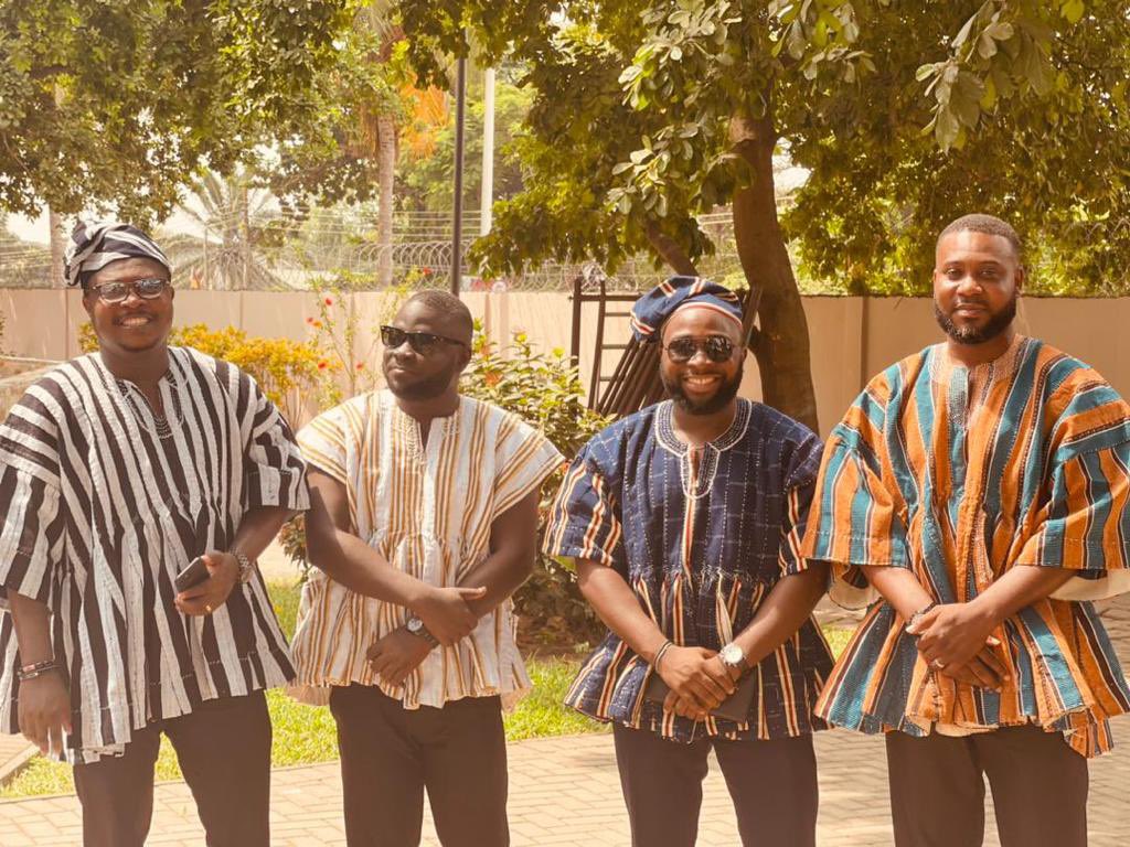 After Zambians 🇿🇲 mocked the Fugu worn by Ghana’s 🇬🇭 president during his visit to Zambia, Ghanaians are now proudly flaunting the attire, turning ridicule into cultural confidence.