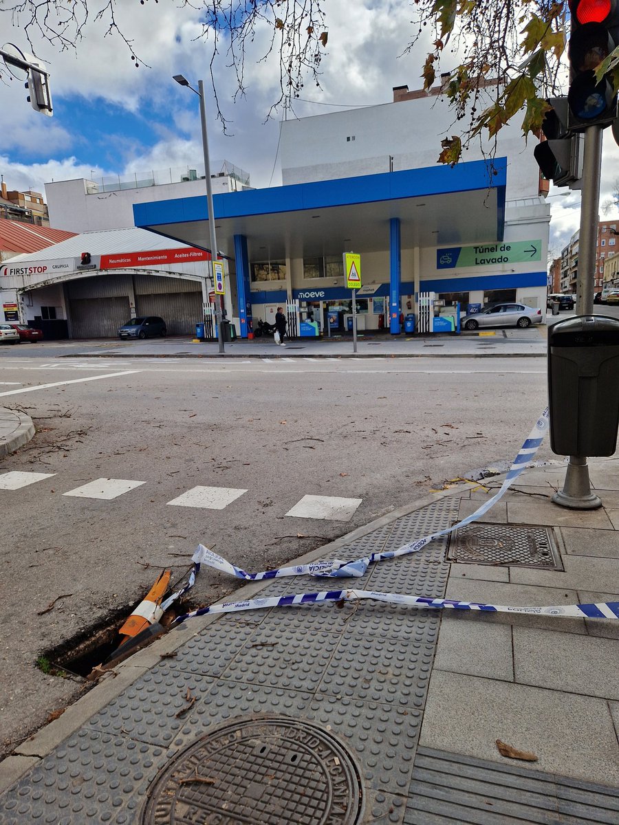 chocottina's tweet photo. @MADRID Esto es peligroso puede provocar accidente. Alcalá 305 https://t.co/GTZTTsKwVA
