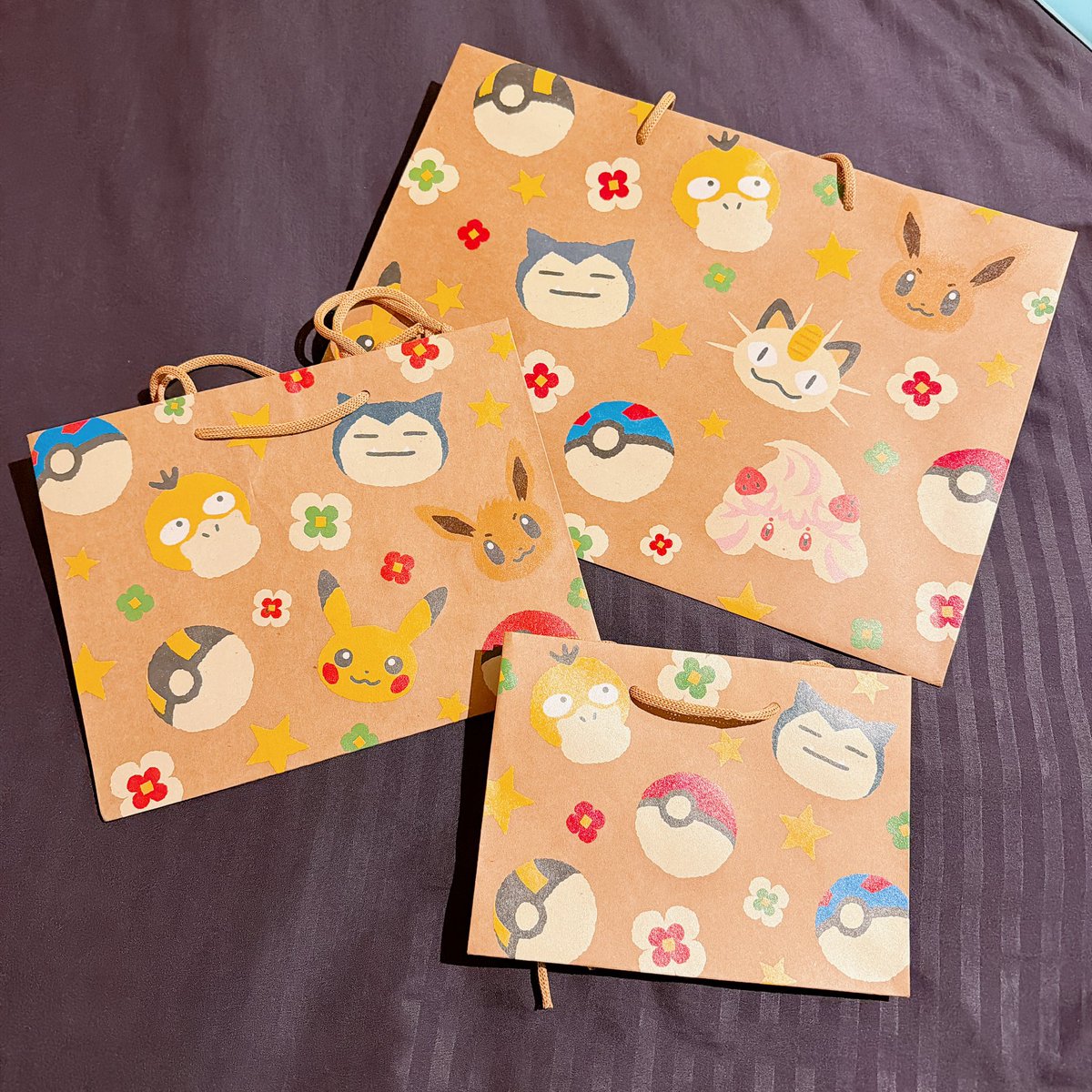 ポケパークのピンバッジのお店で売ってるショッパーが大中小3種類で、1