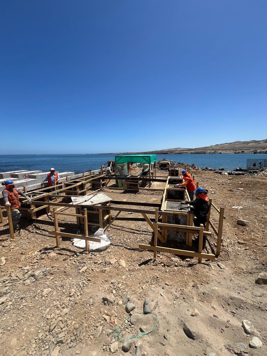 👷‍♀️🌊⚓ Avanzan las obras en la Caleta Totoral Bajo, un proyecto ejecutado por nuestra Dirección de Obras Portuarias (#DOP), que mejora la infraestructura portuaria y fortalece la actividad productiva y el desarrollo local de la comuna de #Copiapó.