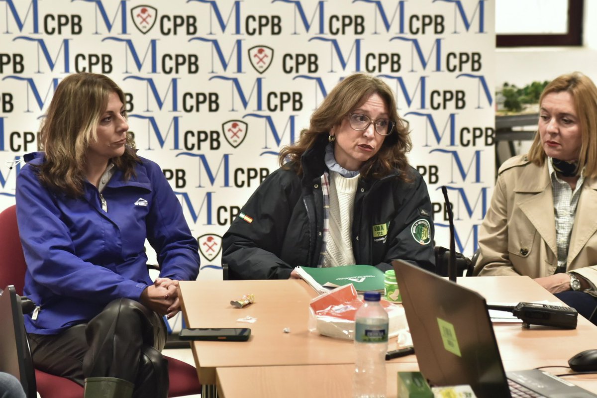 Me he trasladado al PMA instalado en la ciudad de Ronda para conocer de primera mano las incidencias y agradecer a todos los equipos allí desplegados el gran trabajo que están realizando.

Insisto, máxima precaución y prudencia. Ante cualquier emergencia, llama al 112.